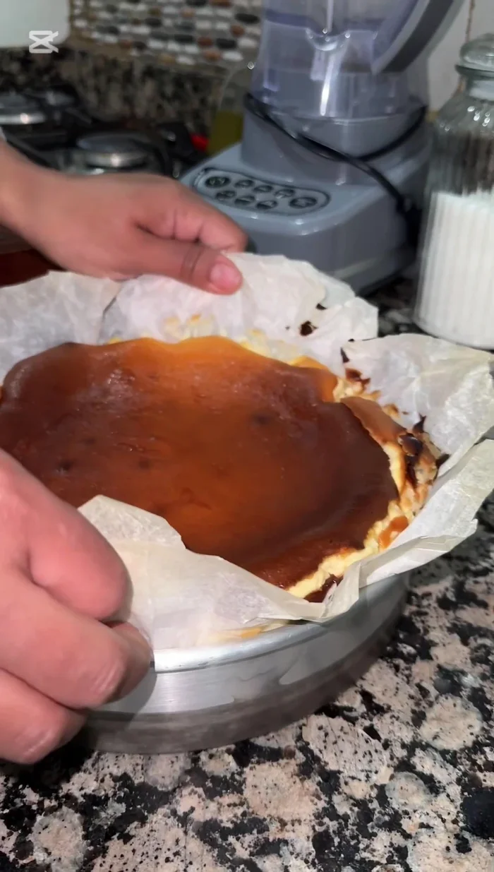 Desmolda la tarta con cuidado una vez fría.