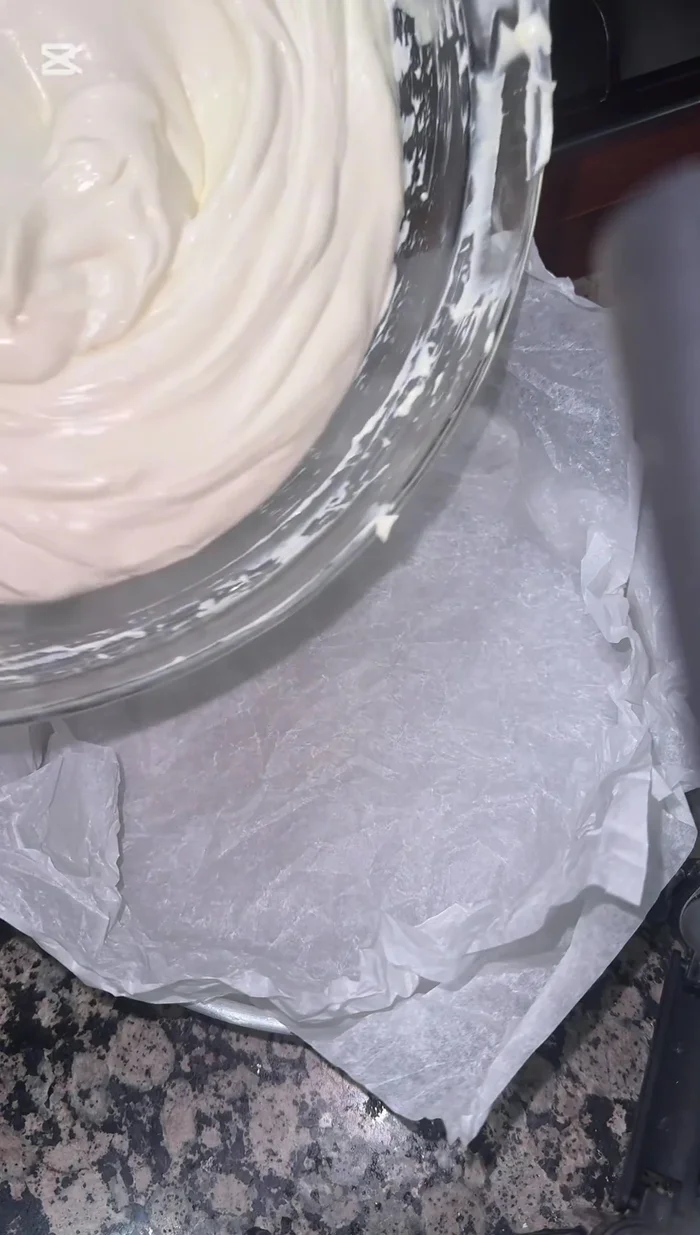 Hornea a 220 grados con calor arriba y abajo durante 45 minutos (o hasta que la tarta esté dorada por arriba).