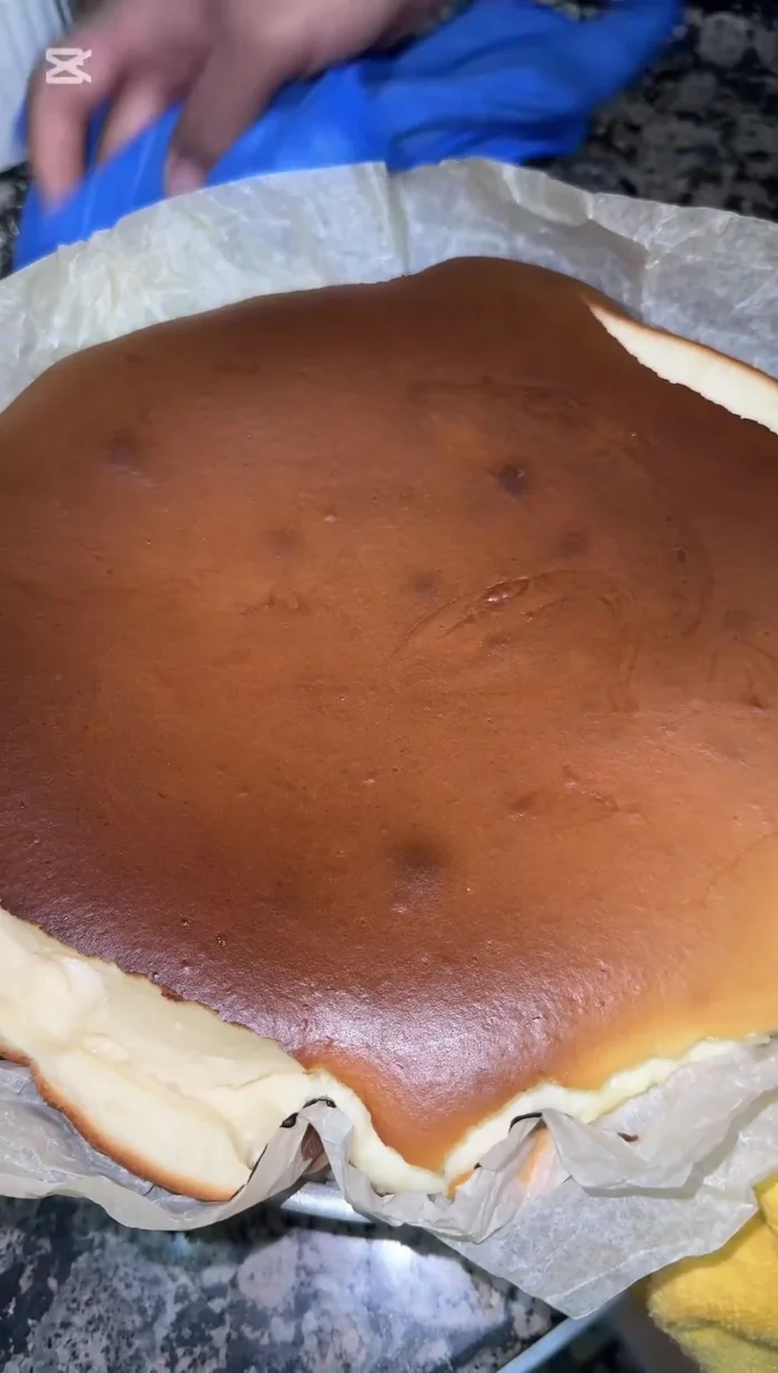 Deja enfriar la tarta en el refrigerador durante al menos 8 horas antes de desmoldarla.