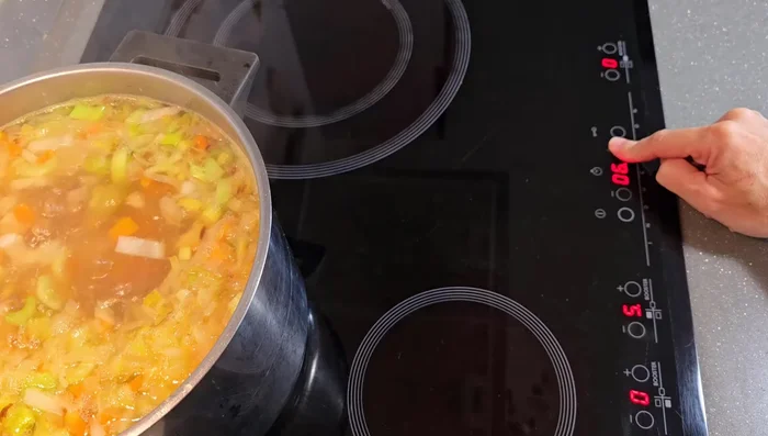 Bajar el fuego a mínimo y cocinar durante 40 minutos con la olla tapada.