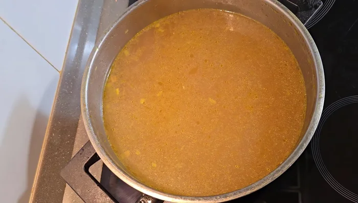 Retirar las patatas y las zanahorias más grandes.