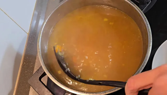 Triturar el caldo con una batidora.