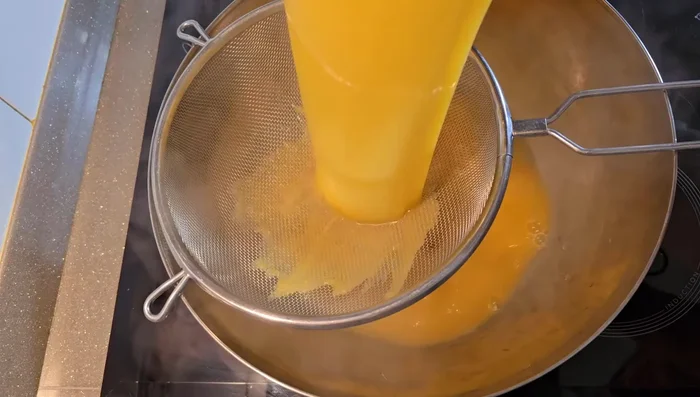 Colar el caldo para eliminar los restos de verdura.