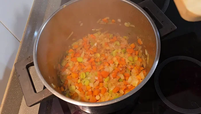 Una vez pochado y ligeramente dorado, añadir el apio, los navos pelados y troceados, las dos zanahorias restantes y las patatas, todo pelado y cortado en trozos grandes.