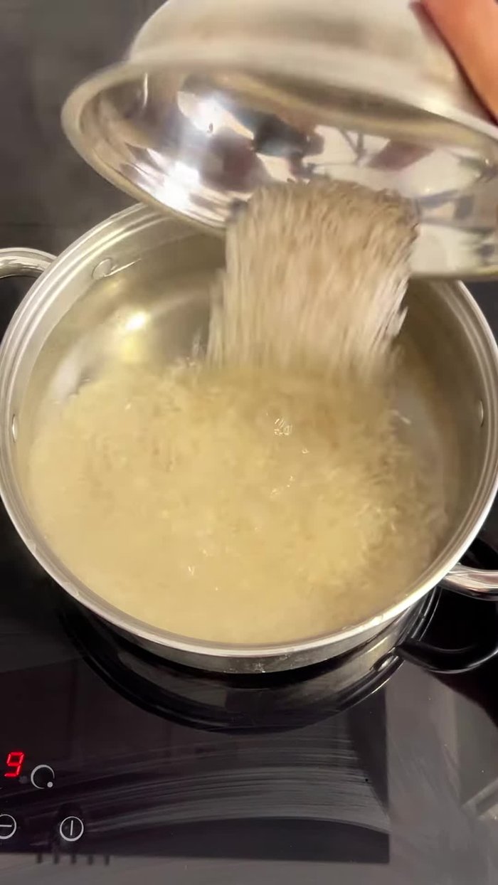Cocinar el arroz por 6 minutos aproximadamente, o hasta que el grano se rompa fácilmente con el dedo, pero que no esté tan blando, al dente.
