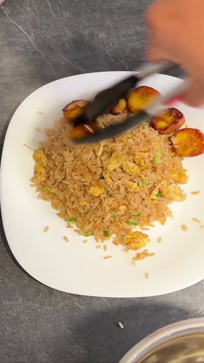Agregar agua a una olla. La cantidad de agua debe ser tres veces la cantidad de arroz que se va a cocinar. Agregar también un poco de sal.