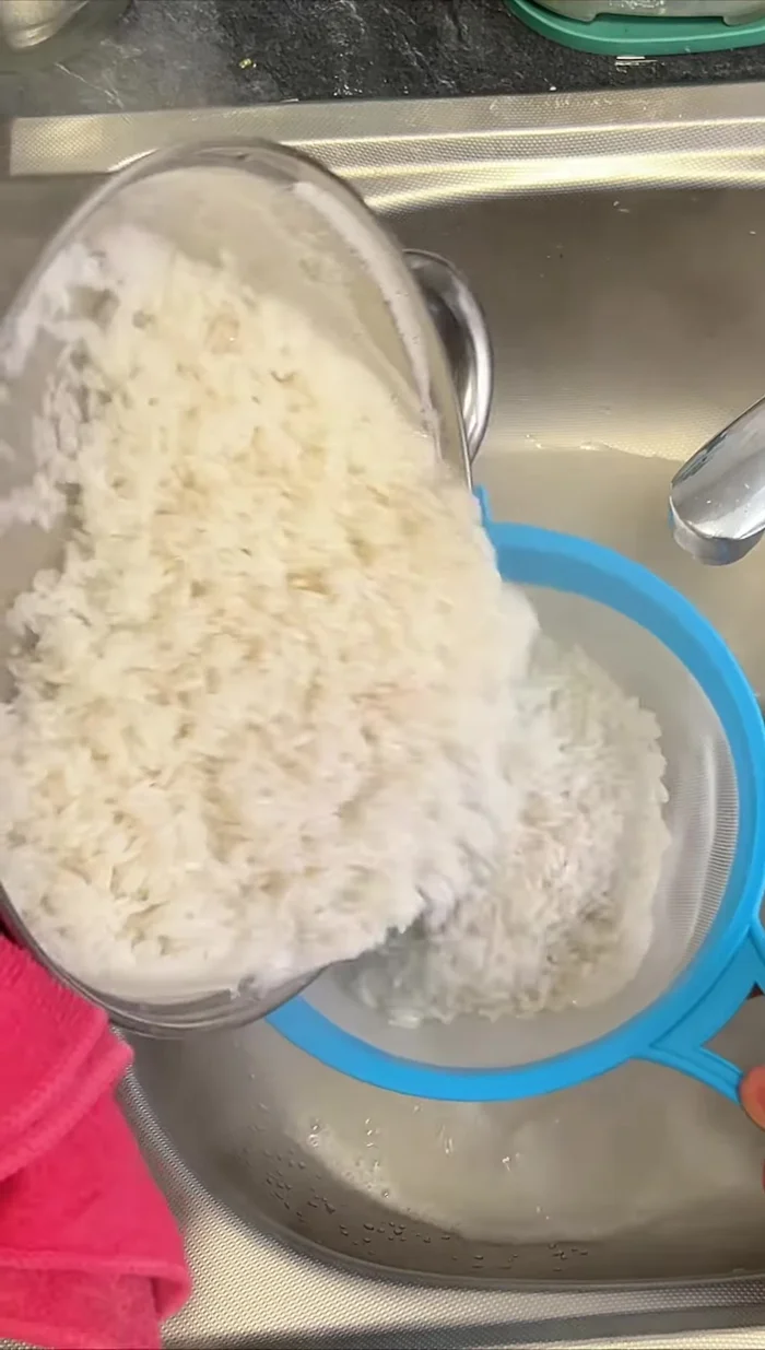Colar el arroz para eliminar el exceso de almidón.