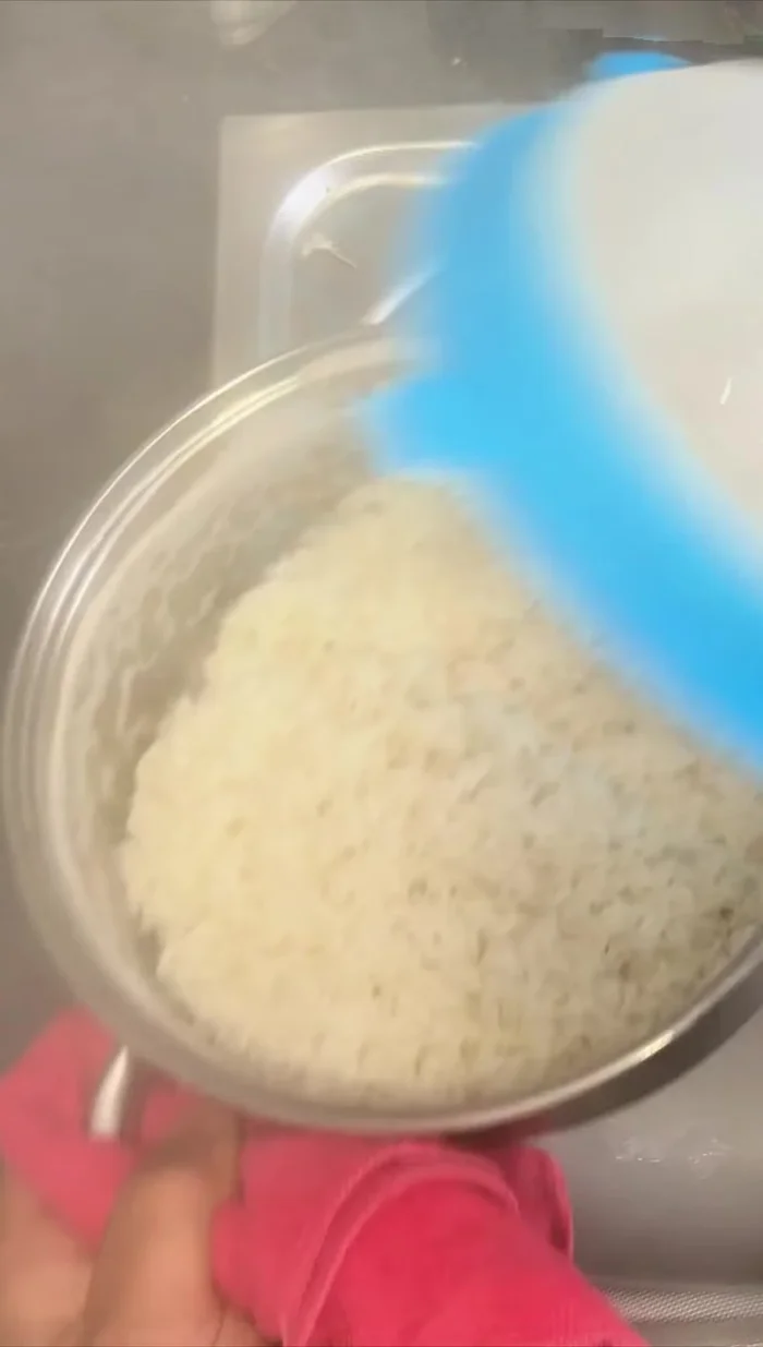 Regresar el arroz a la olla, acomodar los granos y tapar. Dejar cocinar por 7 minutos más.