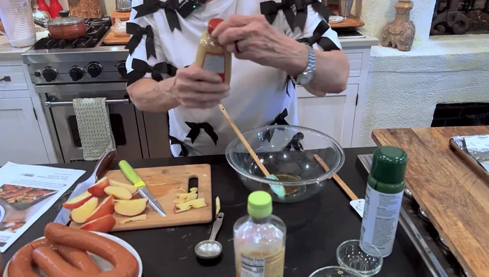 Mezclar la miel con una cucharada de mostaza picante.