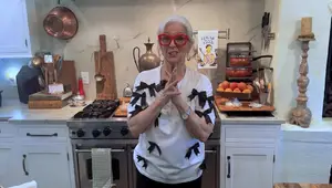 Salchicha ahumada, coles de Bruselas y manzanas: ¡Una sartén!