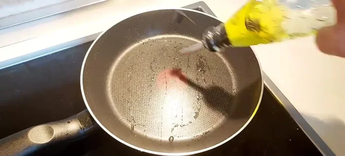 Añadir una gota de aceite a la sartén y verter la mezcla de huevos, coliflor y cebolla.