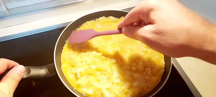 Cocinar a fuego medio hasta que esté hecha la parte de abajo, dar la vuelta y cocinar unos minutos más por el otro lado.