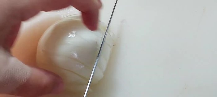 Picar una cebolla en trozos pequeños.