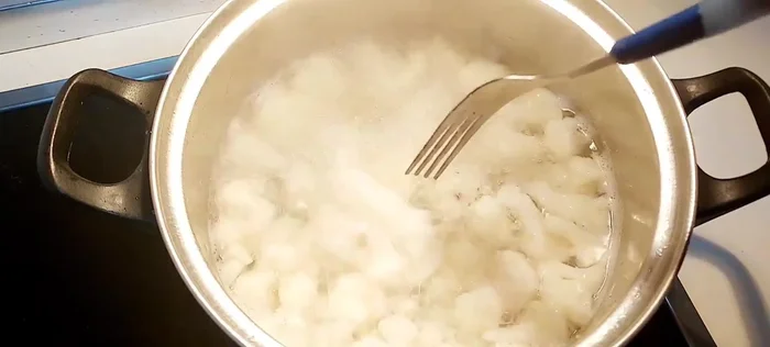 Una vez cocida la coliflor, escurrirla y aplastarla ligeramente para que suelte el agua.