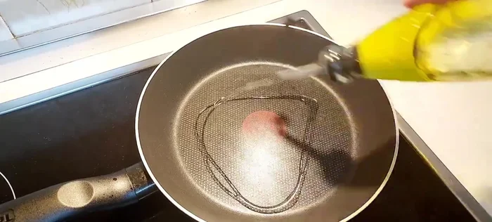 En una sartén, poner un par de cucharadas de aceite y sofreír la cebolla con un poco de sal durante 5-7 minutos.