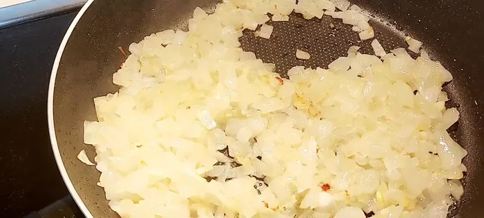 En un bol, batir 5 huevos con un poco de sal.