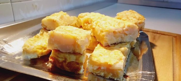 Poner a cocer 500g de coliflor en una cazuela con abundante agua y sal.