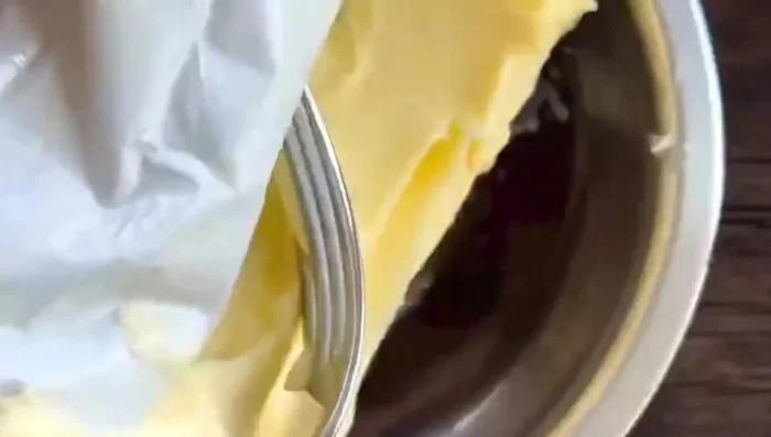 Sofreír la carne por partes, agregando mantequilla sazonada y un poco de salsa de soya.
