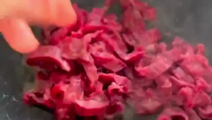 Agregar la proteína (camarones y carne) al wok.