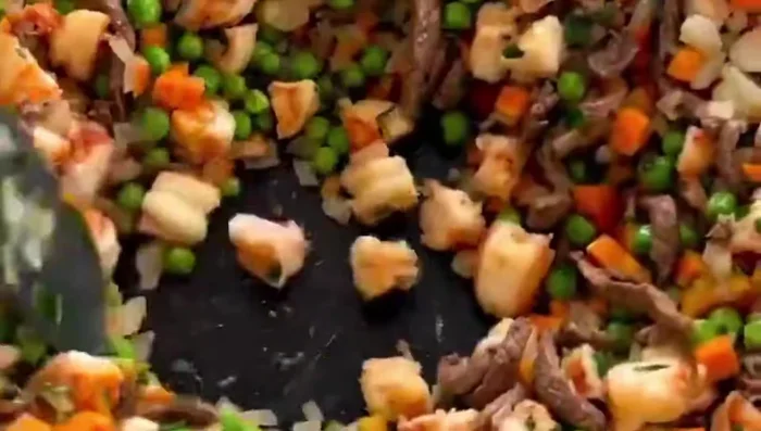 Freír hasta que esté todo bien mezclado y caliente.