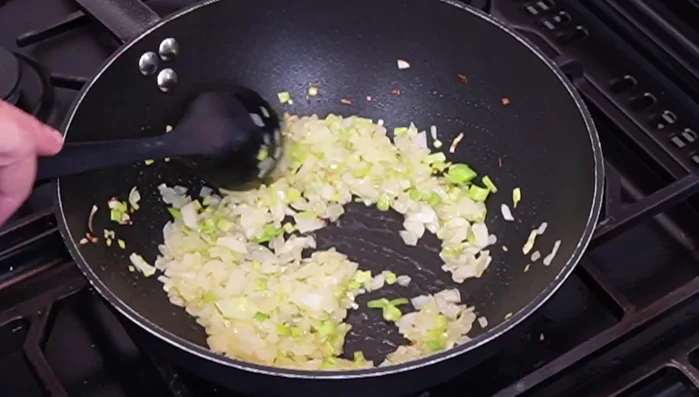 Bajar el fuego a medio, agregar la carne picada de ternera y salpimentar. Sofreír hasta que esté dorada.