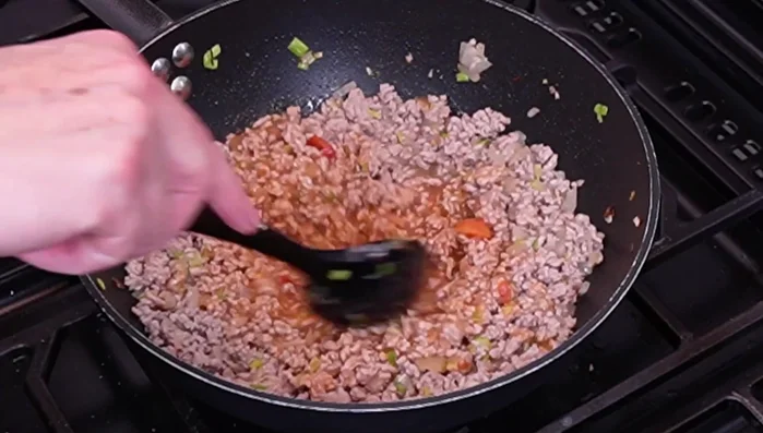 Incorporar el tomate triturado y cocinar durante 3 minutos más.