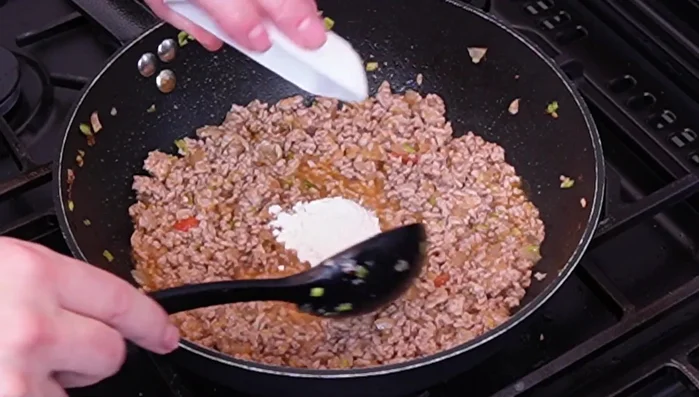 Agregar la harina y cocinar 1 minuto para que se tueste.
