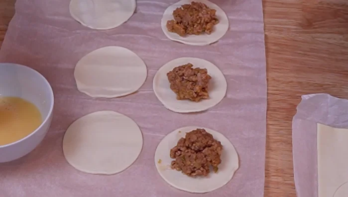 Pincelar los bordes con huevo batido.