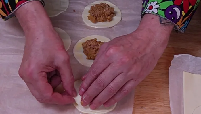 Cubrir con otro círculo de hojaldre, sellar los bordes presionando bien.