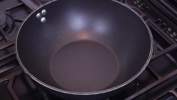 En una sartén, calentar 3 cucharadas de aceite de oliva a fuego alto.
