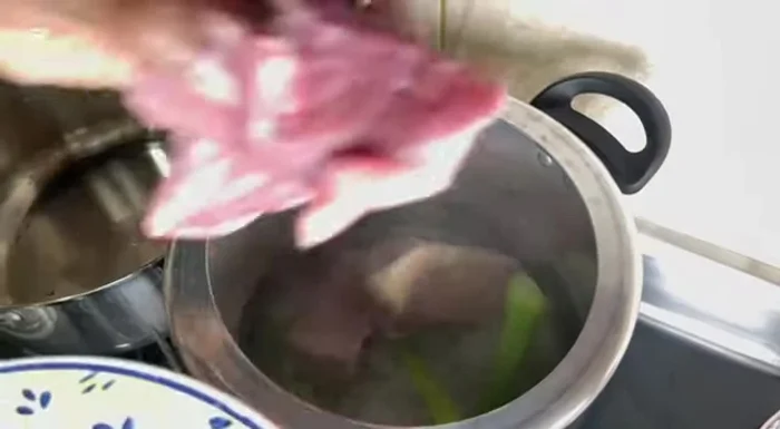 Agregar la carne de res y dejar que se selle.