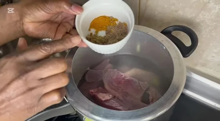 Añadir los condimentos (caldo de pollo, comino y cúrcuma) al gusto.