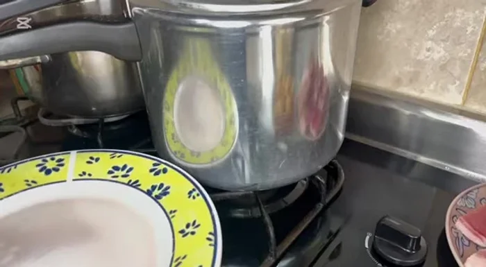Tapar la olla de presión y cocinar a fuego alto durante 35 minutos.