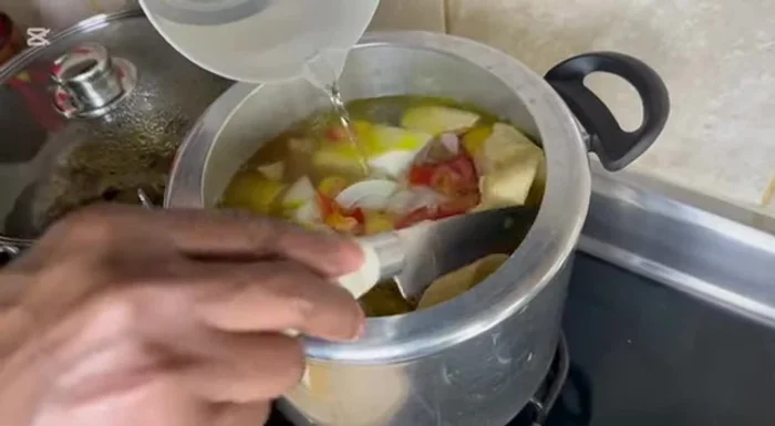 Agregar agua caliente hasta cubrir todos los ingredientes.