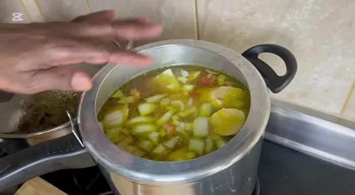 Tapar la olla y cocinar por 10 minutos adicionales o dejar sin tapar a fuego lento por 25-30 minutos.