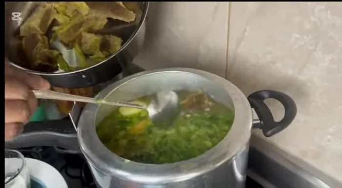Agregar la carne de res previamente cocida.
