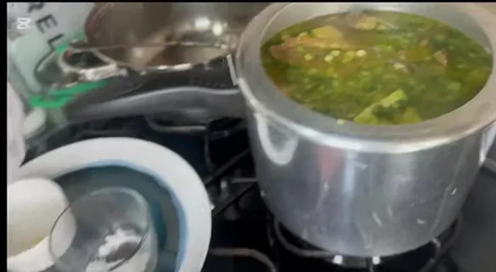 Para espesar, disolver una cucharada de maicena en un poco de agua y agregar a la olla. Mezclar bien.