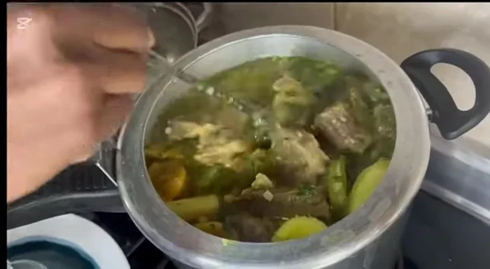 Dejar cocinar a fuego lento por 10 minutos más.