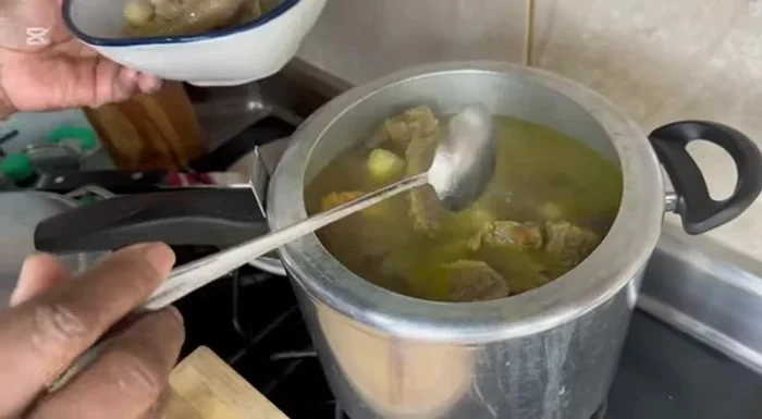 Servir con aguacate, arroz, limón, arepa y encurtidas.