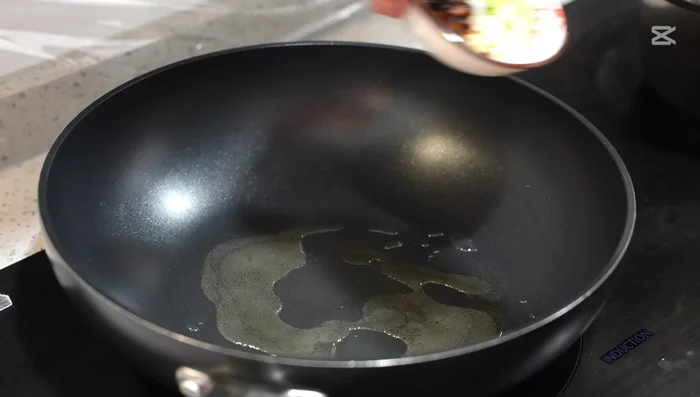Calentar aceite en una sartén y saltear los ingredientes picados (excepto el chile, que se puede agregar al gusto).