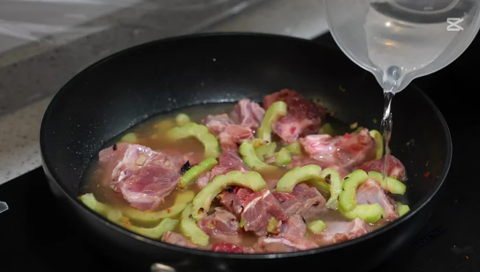 Añadir el vino de arroz y agua.