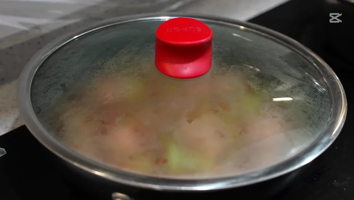 Llevar a ebullición, luego bajar el fuego y cocinar a fuego lento durante 15-20 minutos, o hasta que la salsa espese.