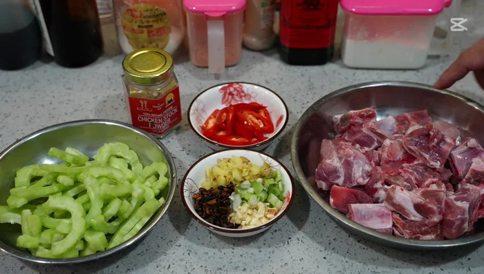 Limpiar las costillas de cerdo y lavarlas para eliminar el exceso de sangre.