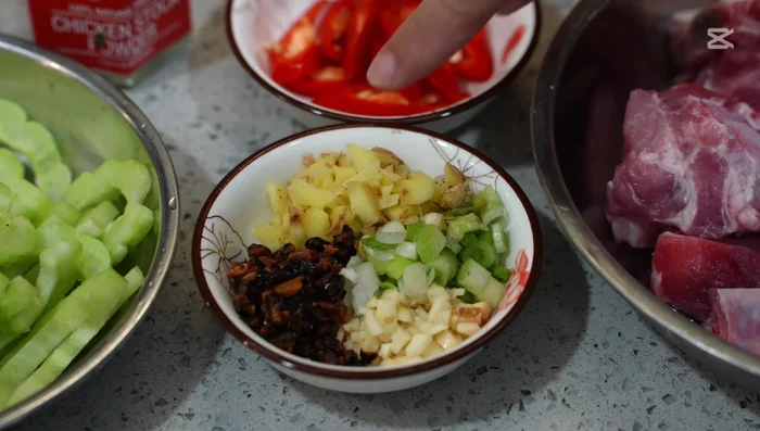 Picar finamente el jengibre, cilantro, cebolla verdeo, ajo y chile.