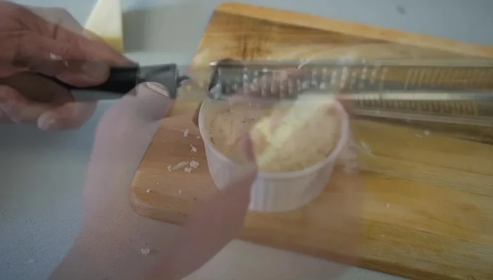 Rallar el queso.