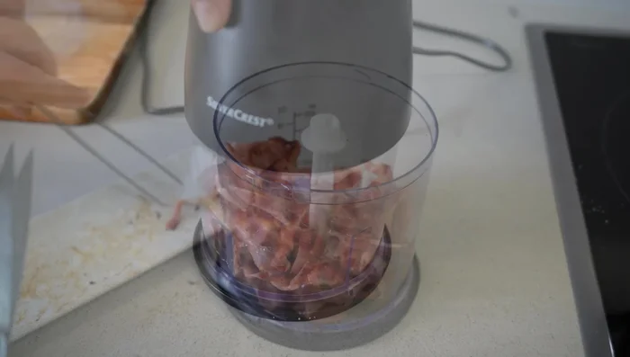 Triturar el bacon crujiente en un procesador de alimentos.
