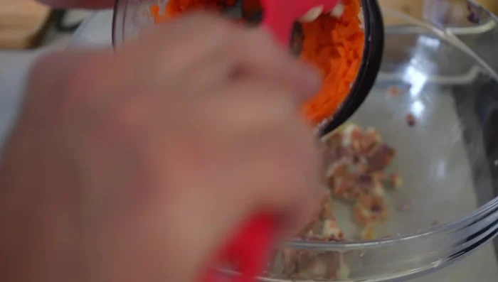 Triturar la zanahoria en el procesador de alimentos.