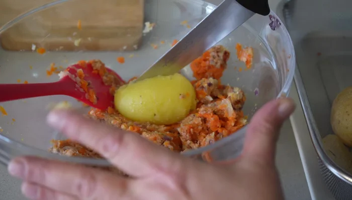 Pelar y cortar las patatas en cuadraditos.