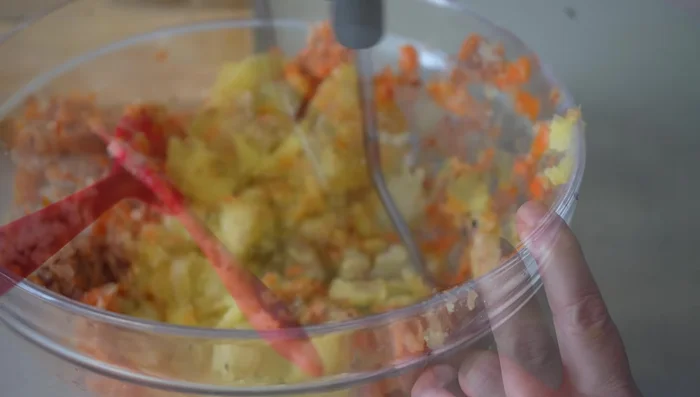 Triturar ligeramente las patatas con un prensa patatas, dejando algunos trozos.
