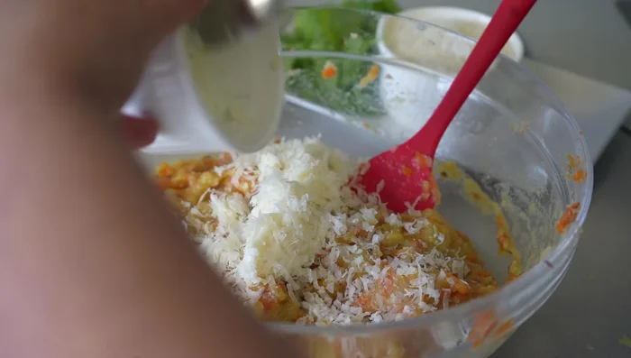 Agregar el queso rallado, el cilantro (o perejil) y el pan rallado, mezclando hasta obtener una consistencia manejable.